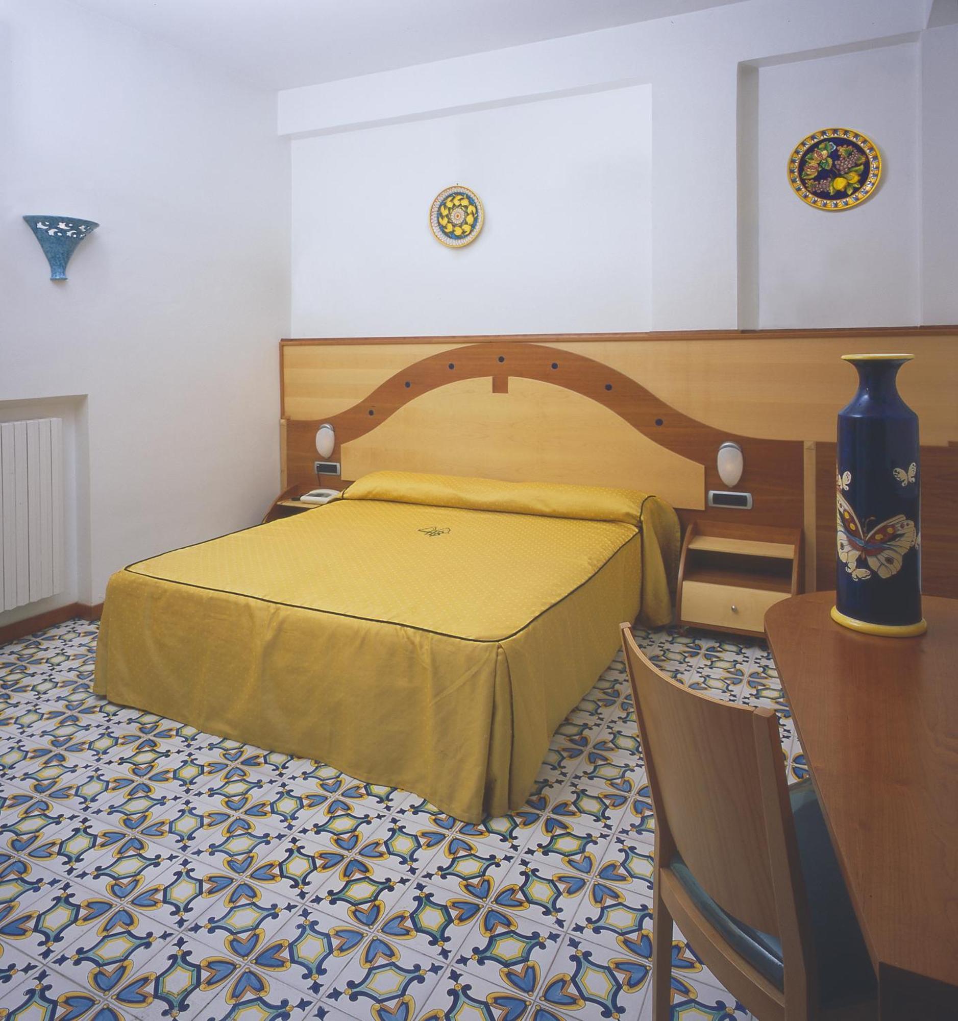 Hotel Bristol Vietri Bagian luar foto